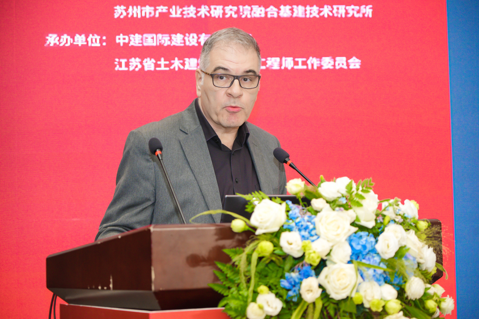 德国莱茵之华设计集团联合创始人、总裁 Wolf Loebel